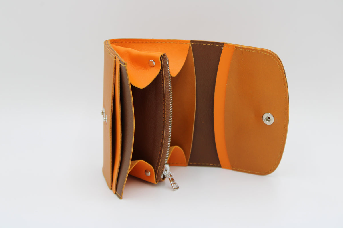 Velino Pocket Portemonnaie aus glattem Rindleder in senfgelb, orange und braun, handgefertigt in der Ledermanufaktur Stocker