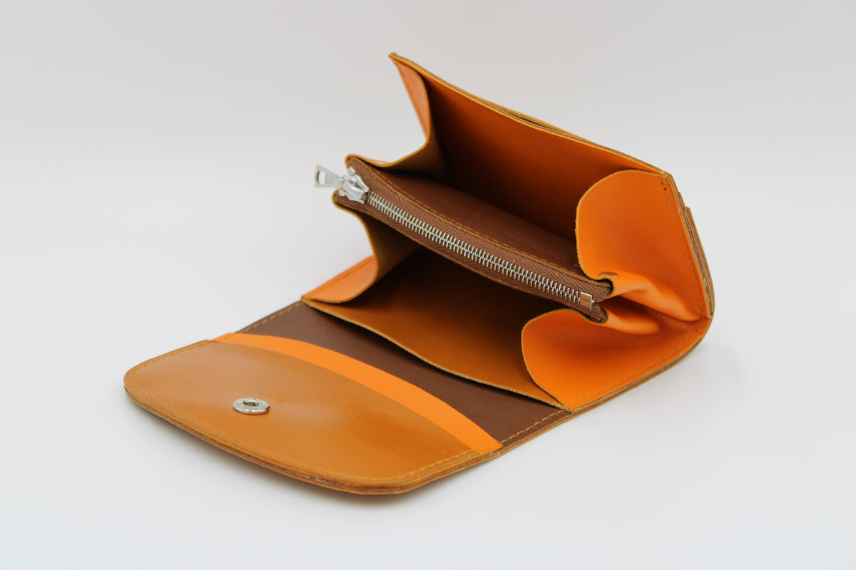 Velino Pocket Portemonnaie aus glattem Rindleder in senfgelb, orange und braun, handgefertigt in der Ledermanufaktur Stocker